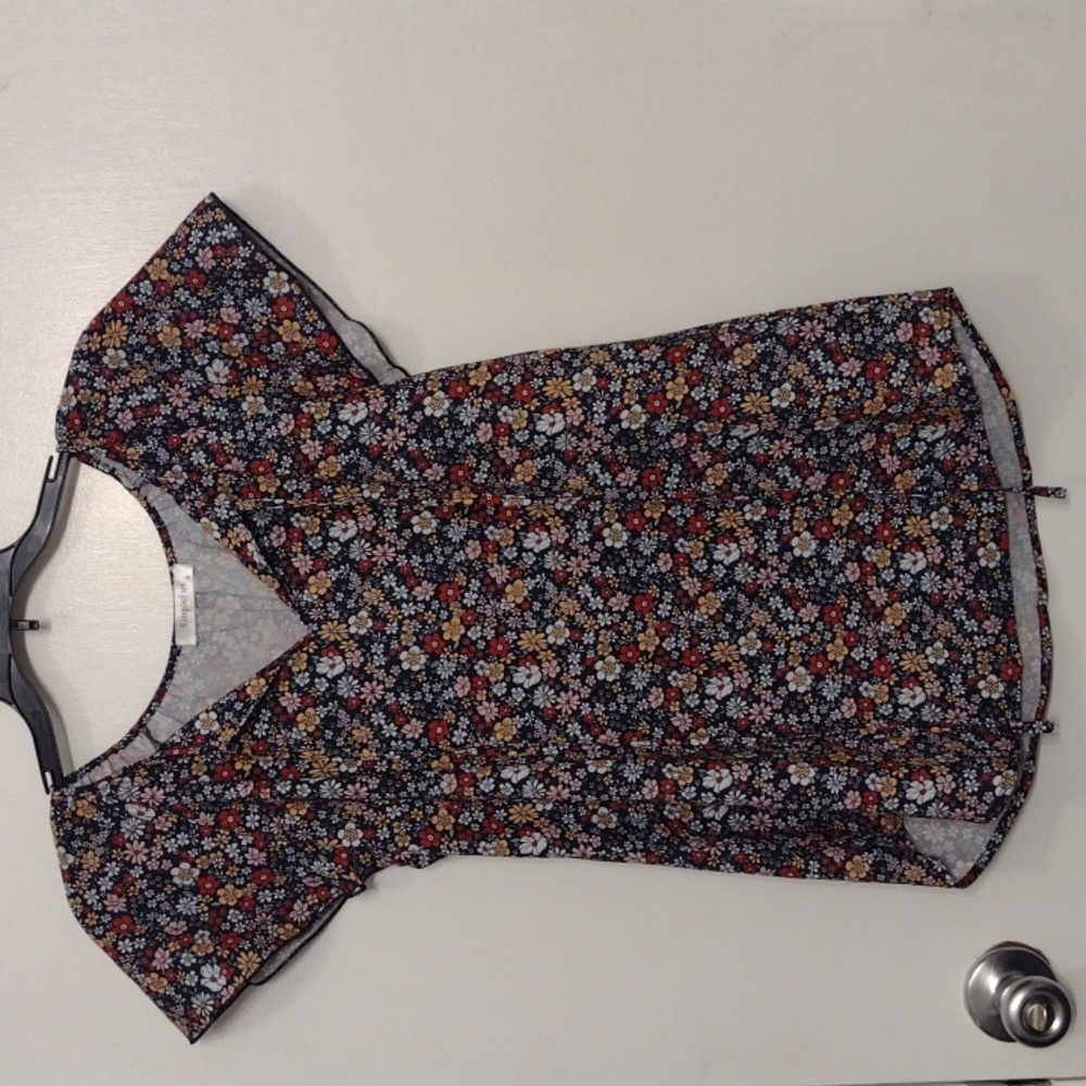 Simple Fun Floral Flutter Sleeve Tie Front Blouse size Small